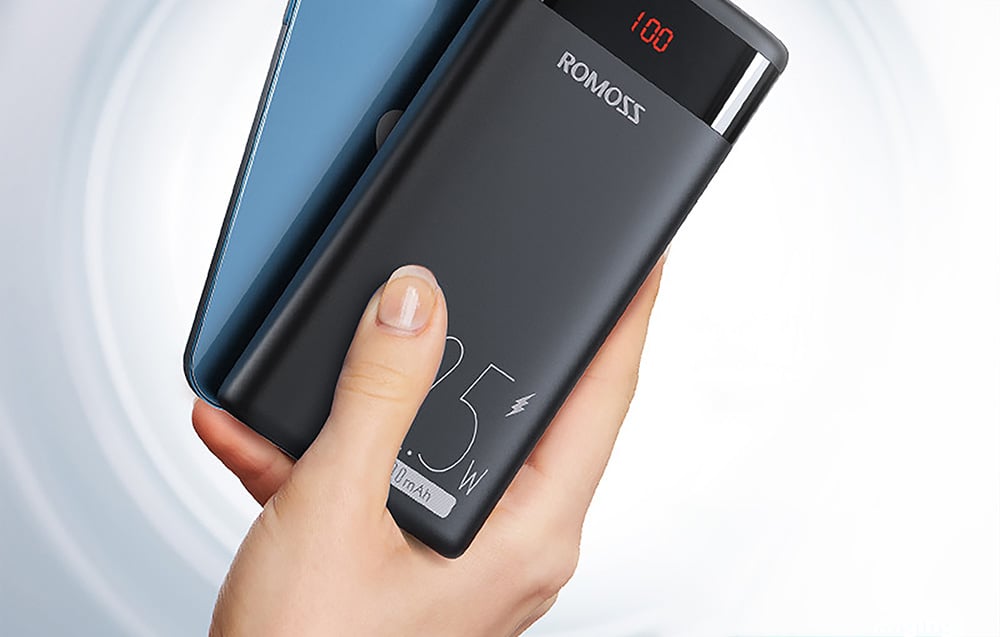 Павербанк Romoss Ares 20PF у руці